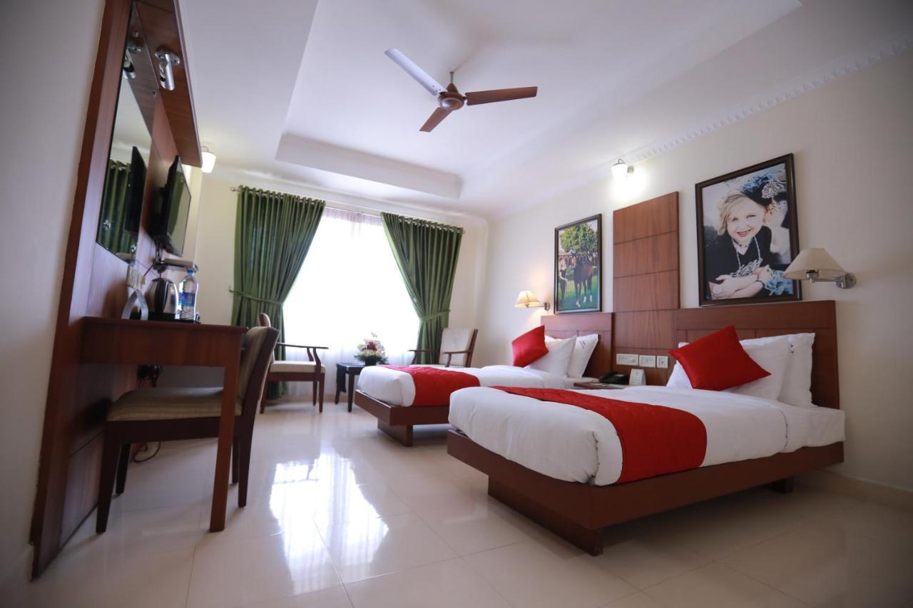 Hotel Peninsula Thrissur Exterior photo
