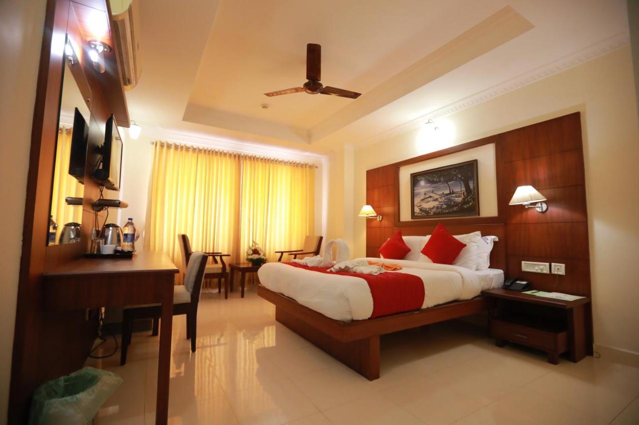 Hotel Peninsula Thrissur Exterior photo