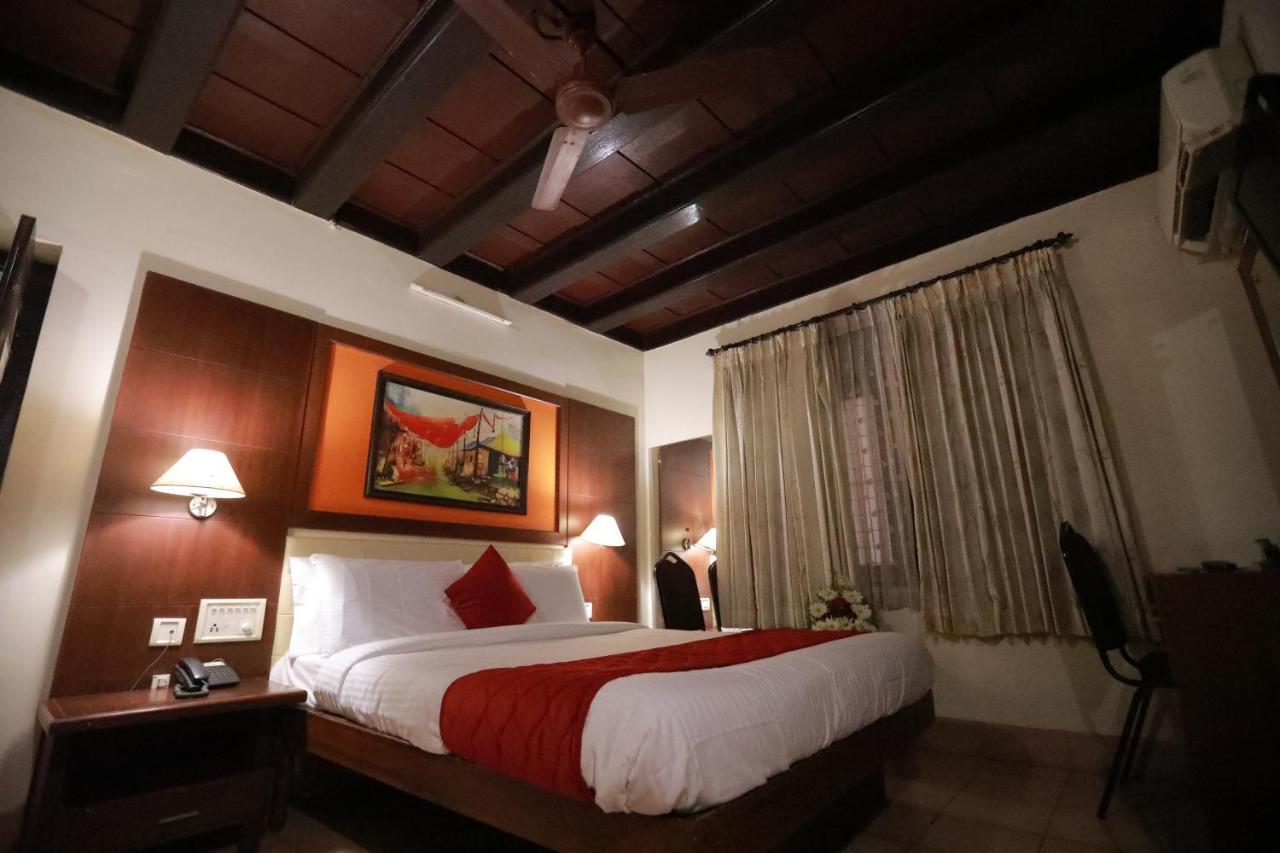 Hotel Peninsula Thrissur Exterior photo