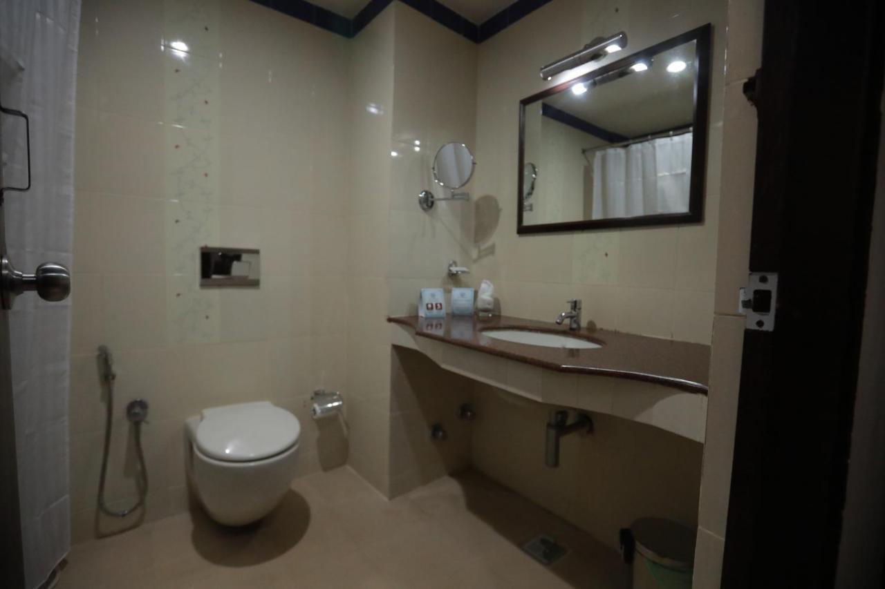 Hotel Peninsula Thrissur Exterior photo